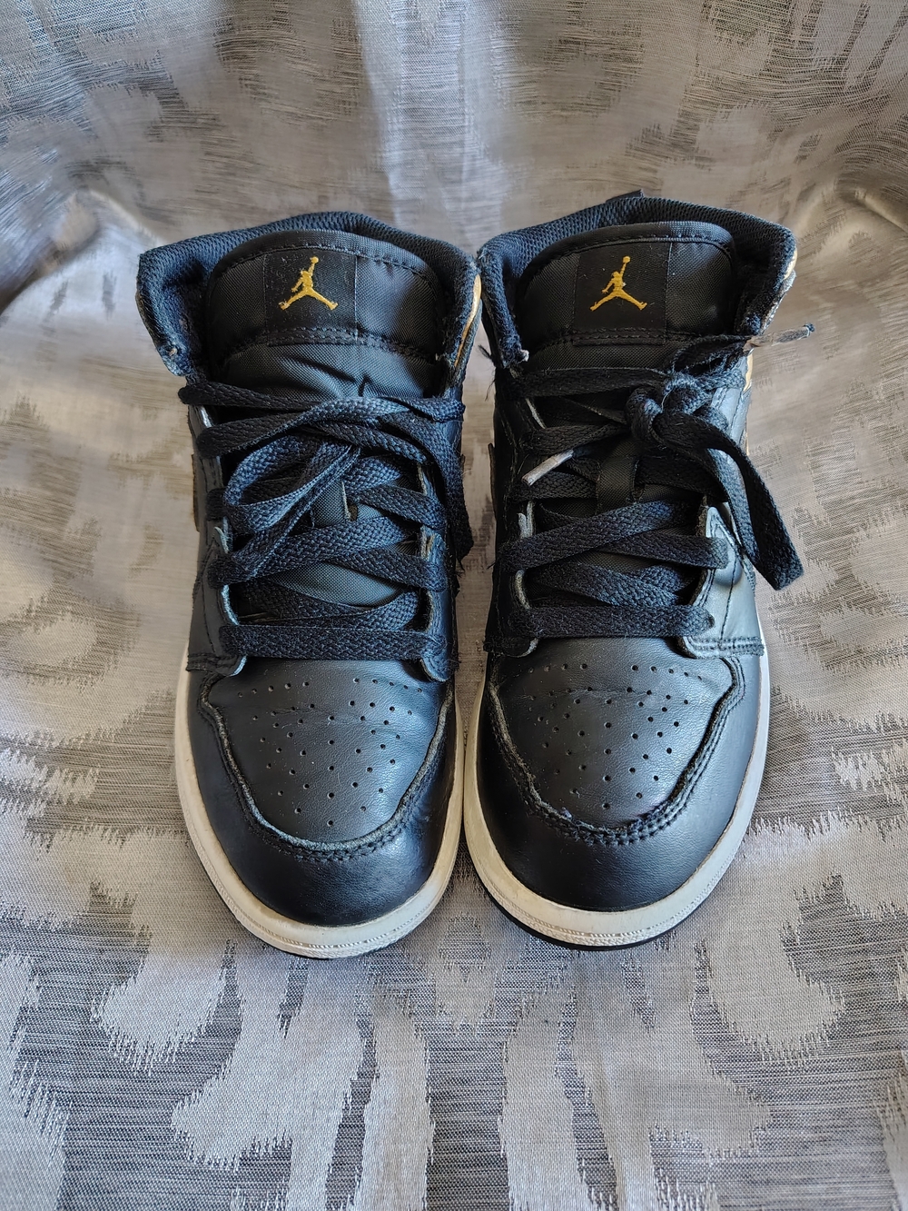 NIKE AIR JORDAN ONE RETRO MID Mid-Top Sneakers BLACK AND METALLIC GOLD
